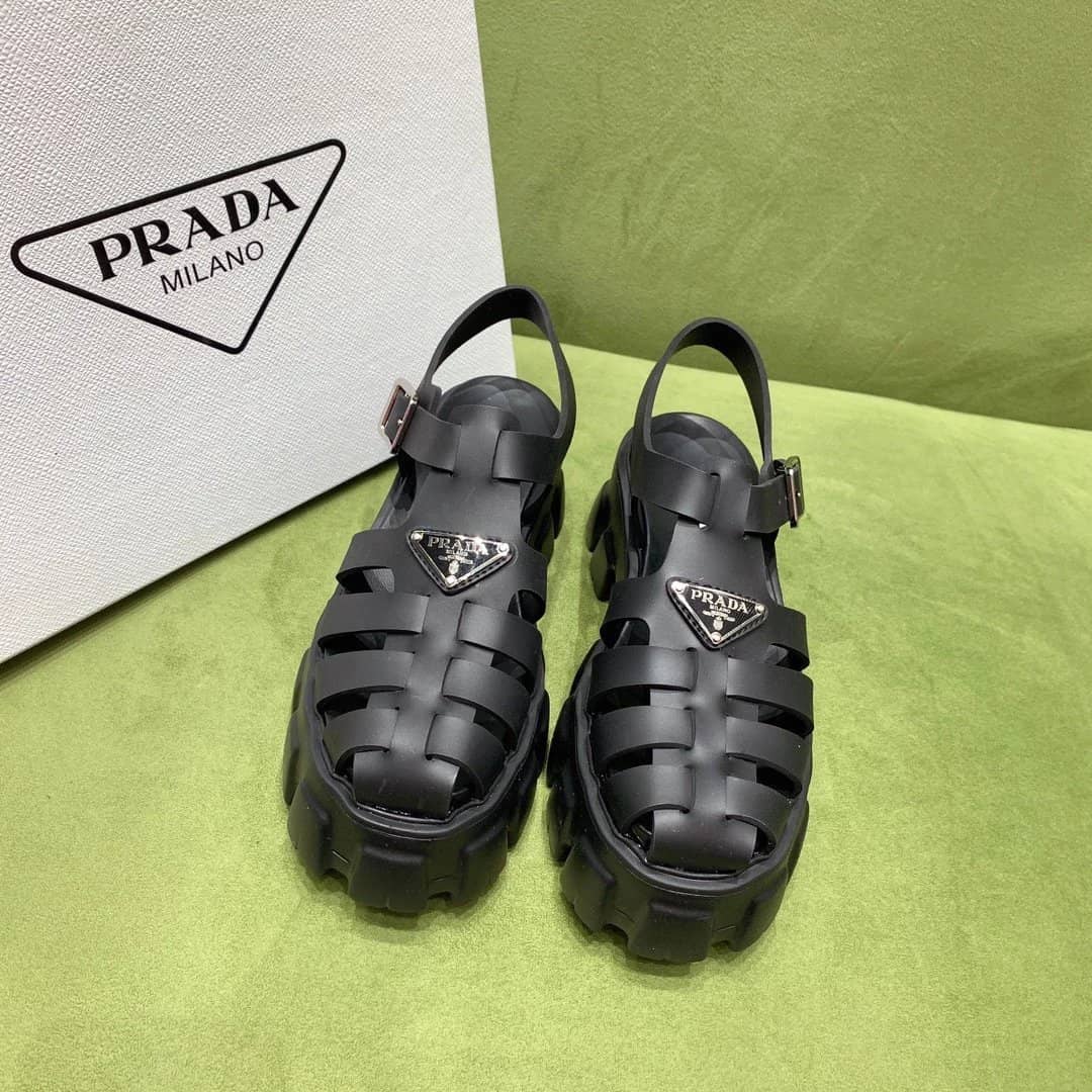 💖梅雨の時期に必須のサンダル!【PRADA直営店】雨の日も履けて万能すぎ🔥雑誌「VERY」掲載!優木 まおみさん同項のフォームラバー サンダル 男女兼用