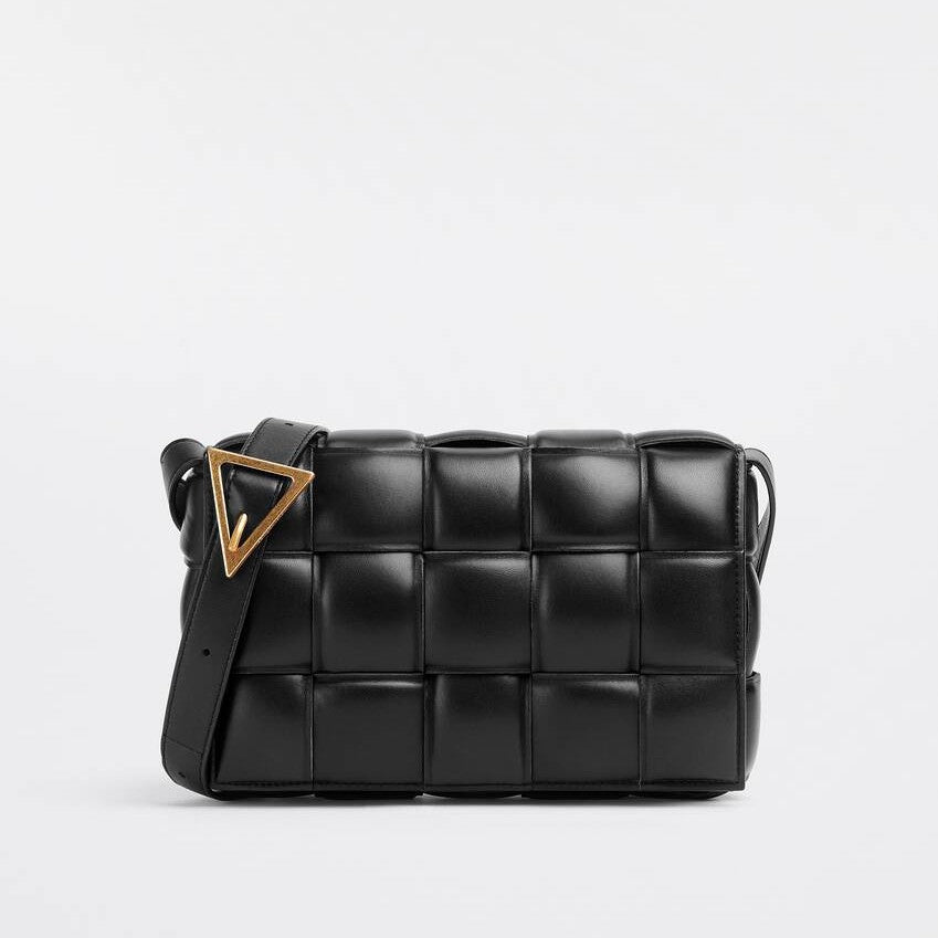 【BOTTEGA VENETA|公式サイトは正規品】多くの雑誌に掲載！2023新作💓おしゃれセレブが夢中！★泉里香、中村アンさん愛用のパデッド カセット