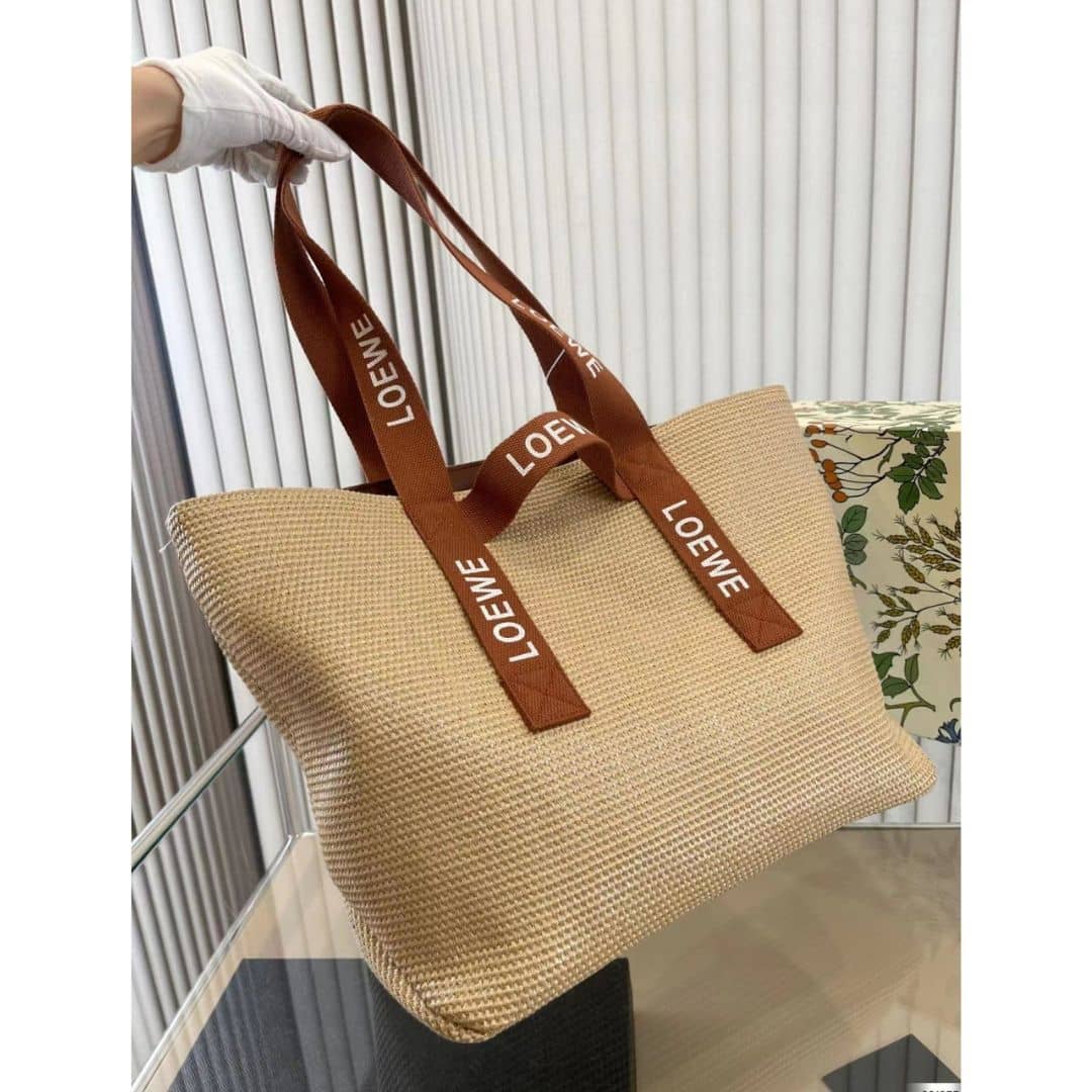 【 LOEWE(ロエベ) 】2023新作！超人気商品！＊Fold Shopper raffiaパーバッグ