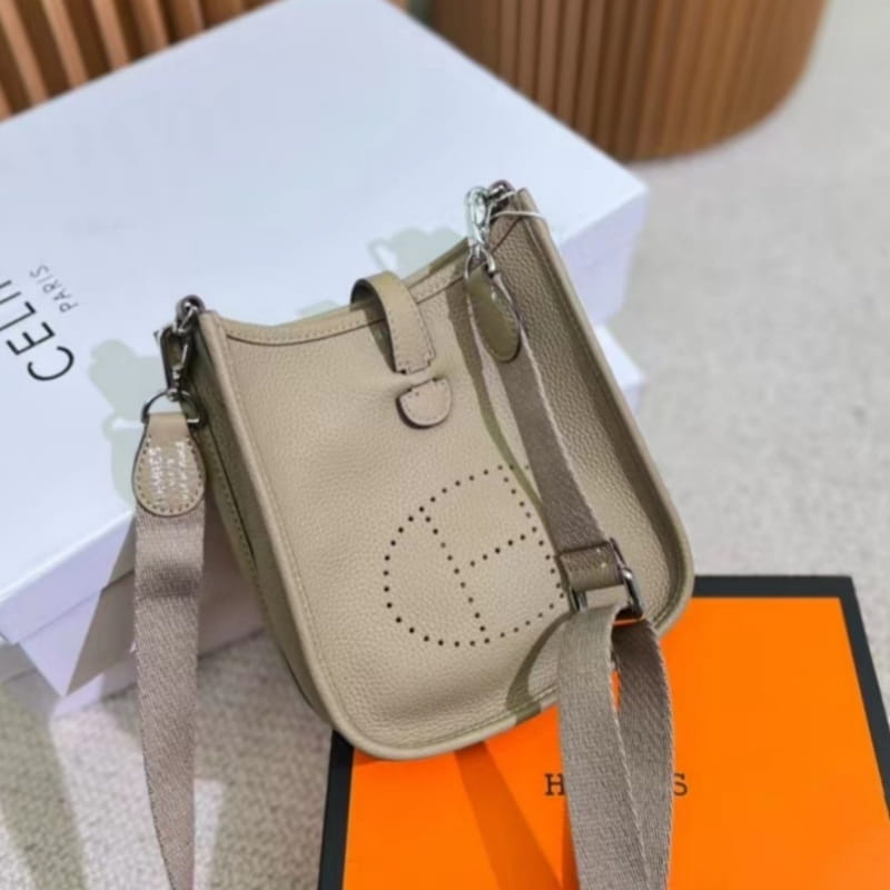 【Hermes】😍通勤最適！🔥「STORY」雑誌掲載👜高垣麗子さん愛用の“Évelyne”バッグ🔥数量限定で販売中！限定30個、お早めに！💕