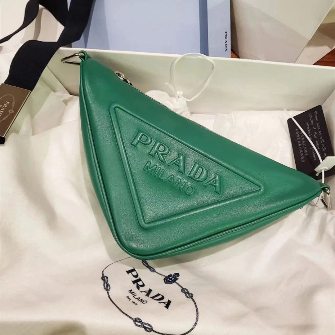 近藤千尋インスタグラム着用【PRADA】 トライアングル ポーチ