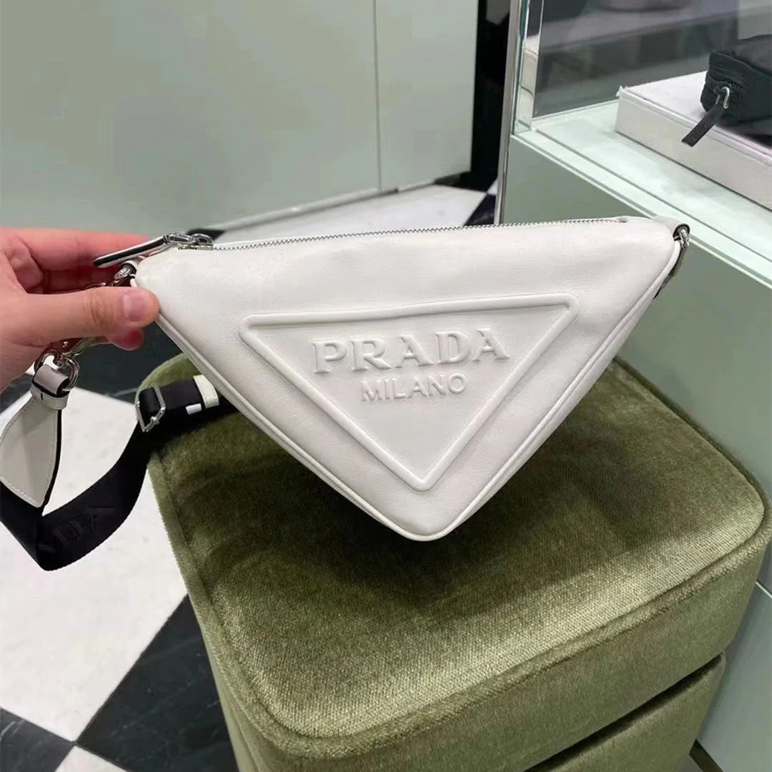 近藤千尋インスタグラム着用【PRADA】 トライアングル ポーチ