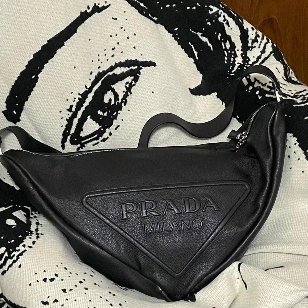近藤千尋インスタグラム着用【PRADA】 トライアングル ポーチ