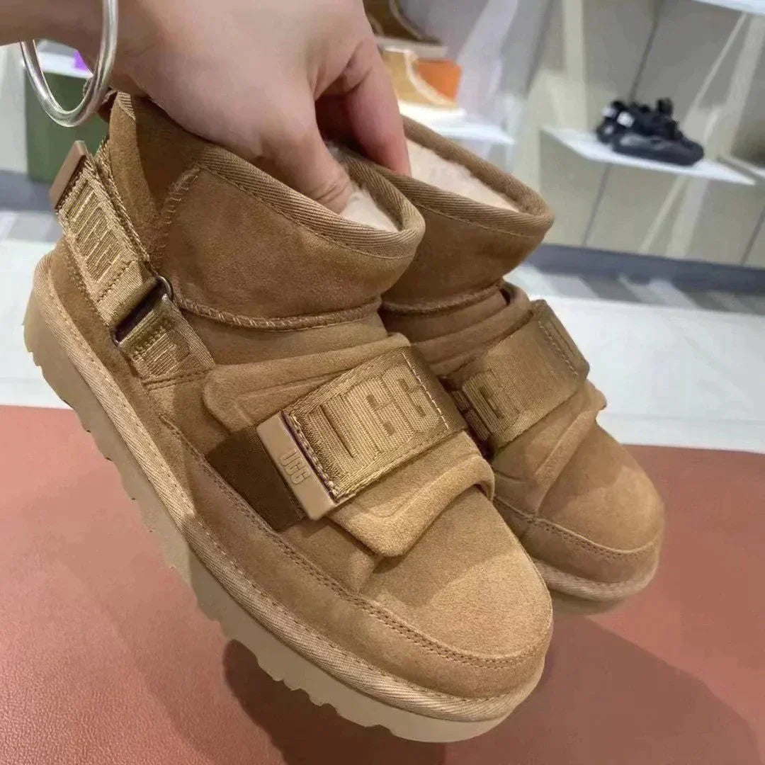 雑誌掲載！冬のマストアイテム！【UGG】現代と時代を超越したCLASSIC ULTRA MINI HYBRID