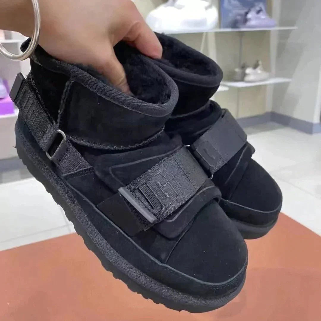雑誌掲載！冬のマストアイテム！【UGG】現代と時代を超越したCLASSIC ULTRA MINI HYBRID