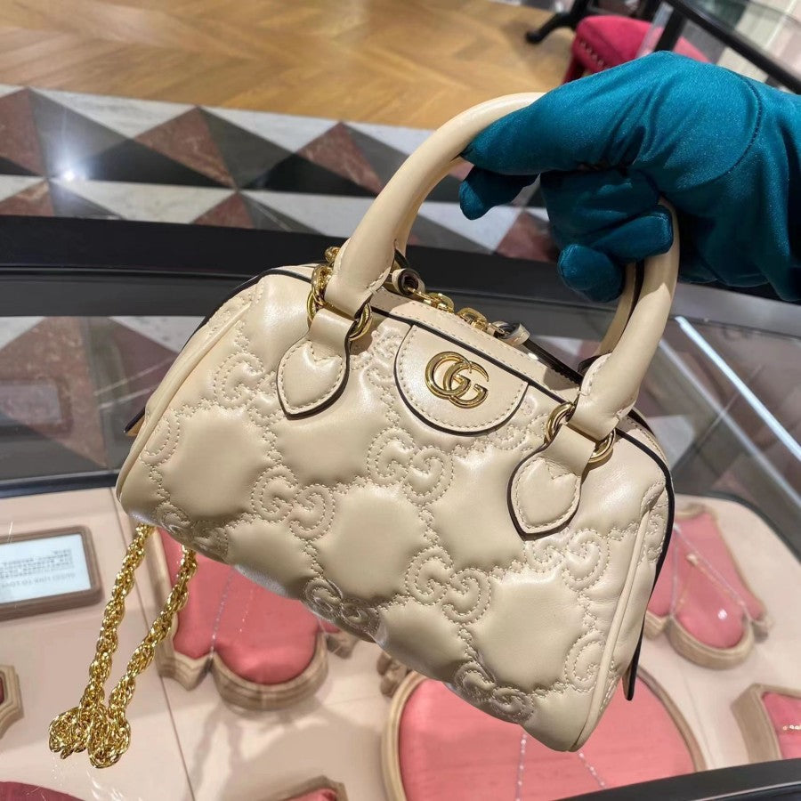 【GUCCI |公式サイトは正規品】「ViVi雑誌」掲載！藤田ニコルさん同項！GGマトラッセ レザー ミニ バッグ