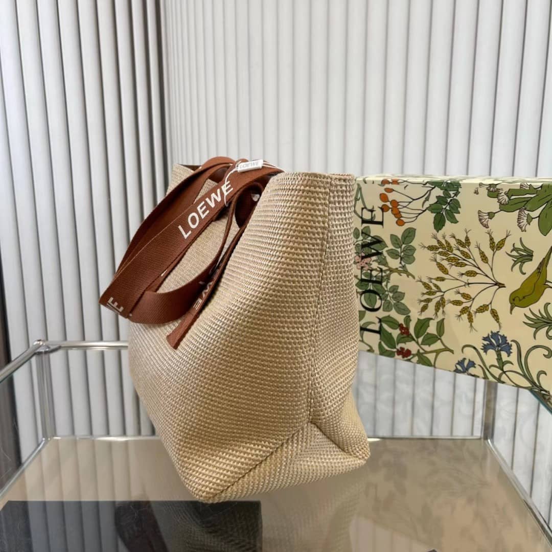 【 LOEWE(ロエベ) 】2023新作！超人気商品！＊Fold Shopper raffiaパーバッグ
