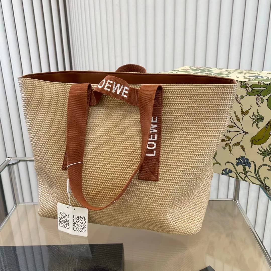 【 LOEWE(ロエベ) 】2023新作！超人気商品！＊Fold Shopper raffiaパーバッグ