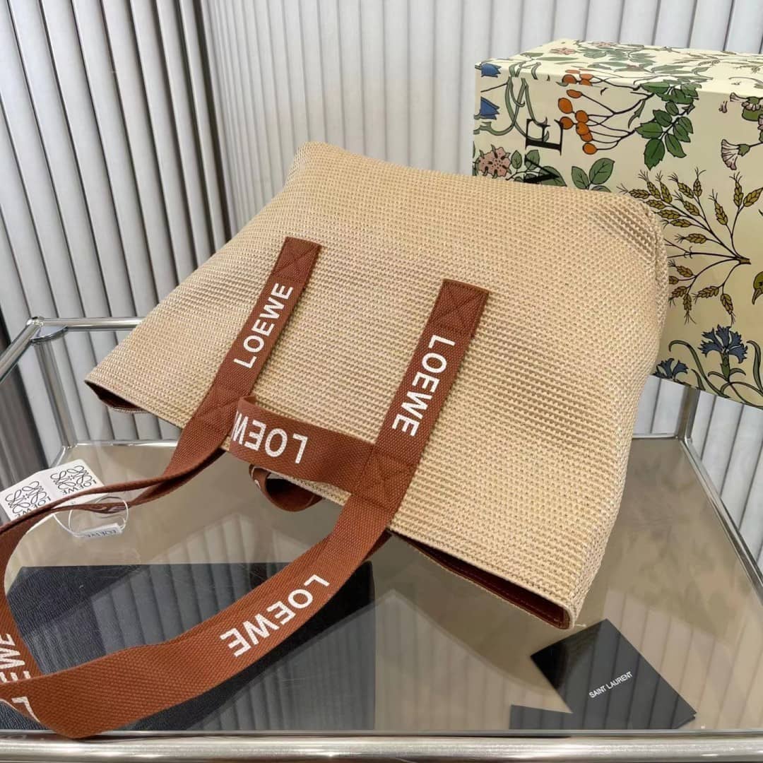【 LOEWE(ロエベ) 】2023新作！超人気商品！＊Fold Shopper raffiaパーバッグ