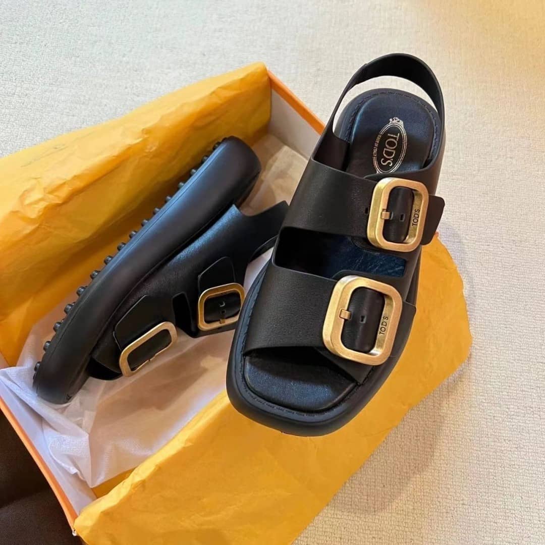 【Tod's 】💖春先にいち早くGET！🔥多くの雑誌に掲載！SNSでも話題沸騰中！レザー サンダル