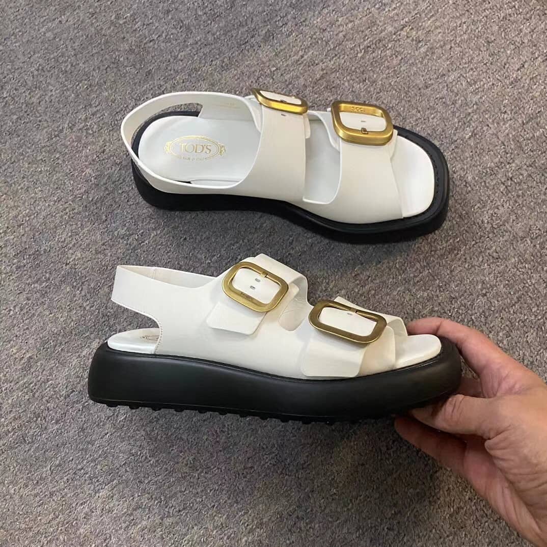 【Tod's 】💖春先にいち早くGET！🔥多くの雑誌に掲載！SNSでも話題沸騰中！レザー サンダル