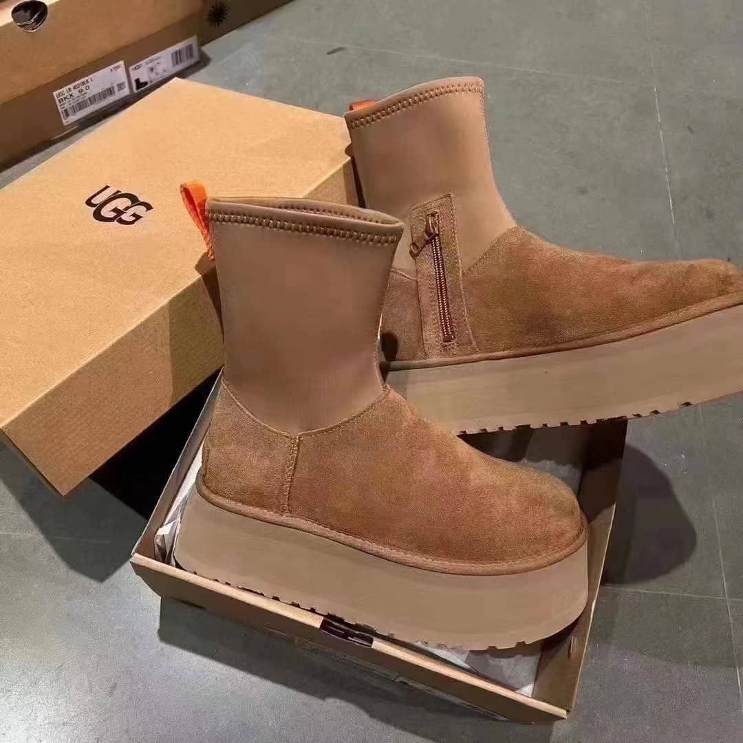 【UGG】「VERY」雑誌の12月最新着こなし！トレンドライクに仕上げる！秋冬に大活躍のUGG® Classic Dipper Boot