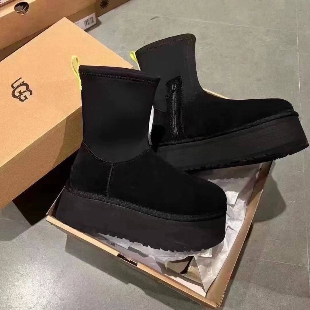 【UGG】「VERY」雑誌の12月最新着こなし！トレンドライクに仕上げる！秋冬に大活躍のUGG® Classic Dipper Boot