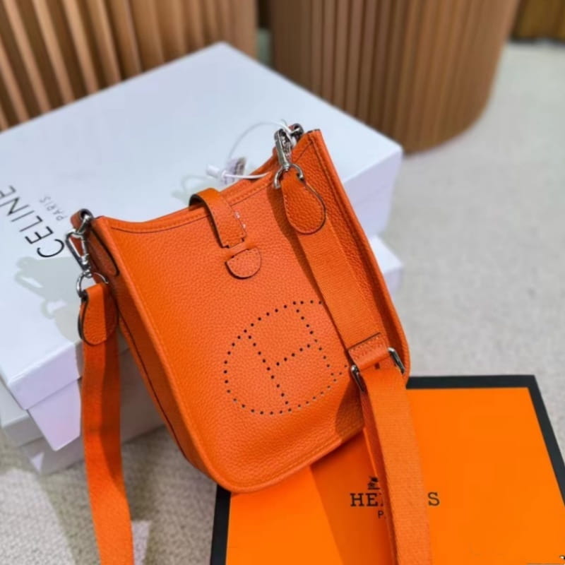 【Hermes】😍通勤最適！🔥「STORY」雑誌掲載👜高垣麗子さん愛用の“Évelyne”バッグ🔥数量限定で販売中！限定30個、お早めに！💕