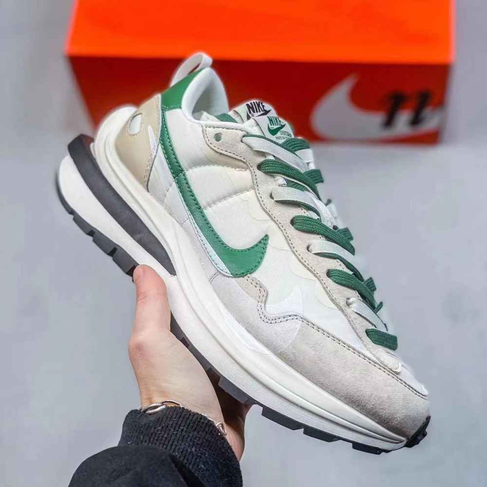 【sacai X Nike】🔥2024 年新色発売！★激レア確定！世界が欲しがるプレミアムな一足♪ Vaporwaffle スニーカー