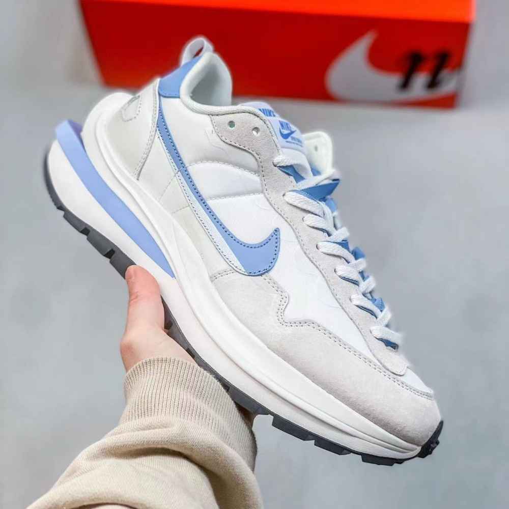 【sacai X Nike】🔥2024 年新色発売！★激レア確定！世界が欲しがるプレミアムな一足♪ Vaporwaffle スニーカー