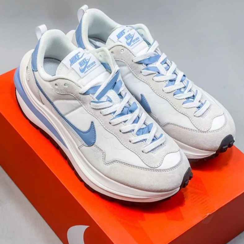【sacai X Nike】🔥2024 年新色発売！★激レア確定！世界が欲しがるプレミアムな一足♪ Vaporwaffle スニーカー