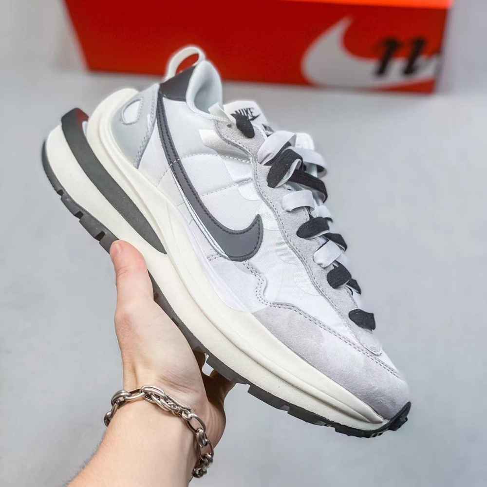 【sacai X Nike】🔥2024 年新色発売！★激レア確定！世界が欲しがるプレミアムな一足♪ Vaporwaffle スニーカー