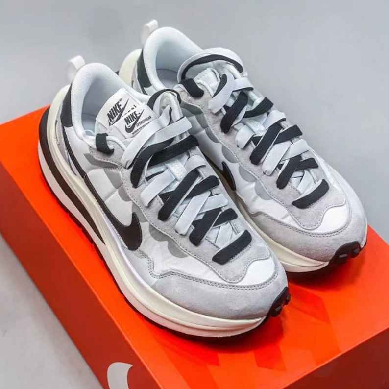 【sacai X Nike】🔥2024 年新色発売！★激レア確定！世界が欲しがるプレミアムな一足♪ Vaporwaffle スニーカー