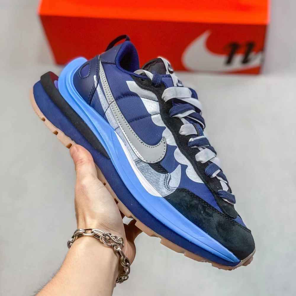 【sacai X Nike】🔥2024 年新色発売！★激レア確定！世界が欲しがるプレミアムな一足♪ Vaporwaffle スニーカー