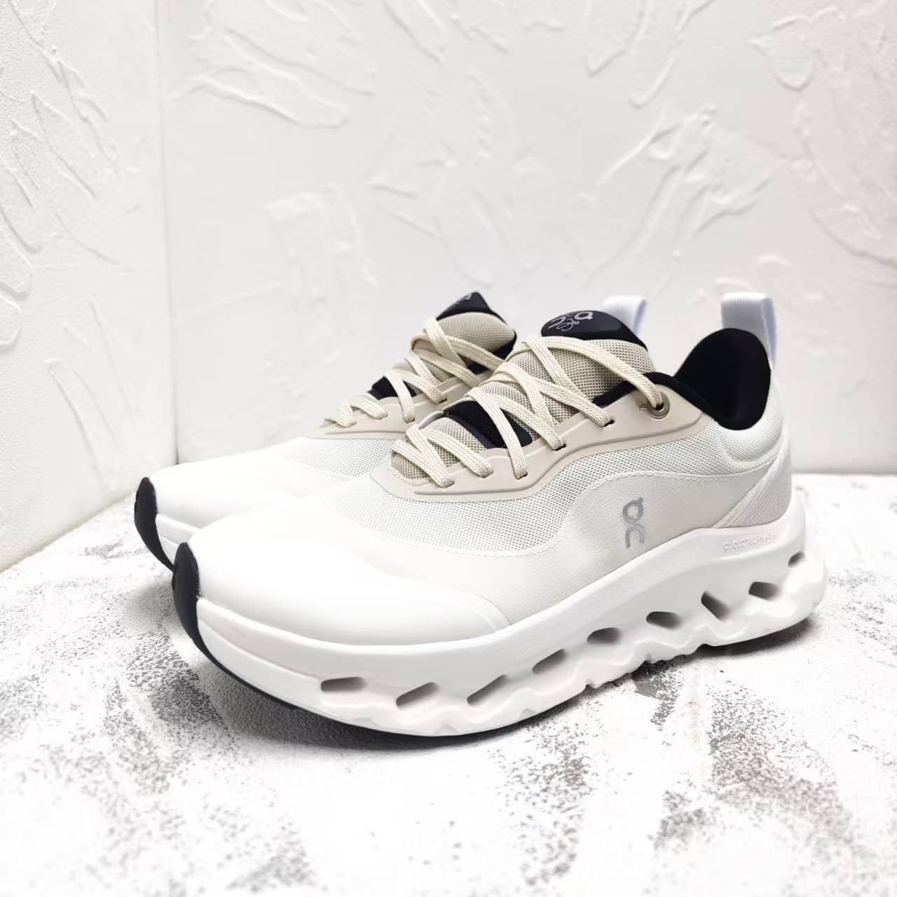 1/8発売｜最新コラボモデルが登場！LOEWE × On Cloudtilt 2.0🔥上品な印象も与えてくれる一足