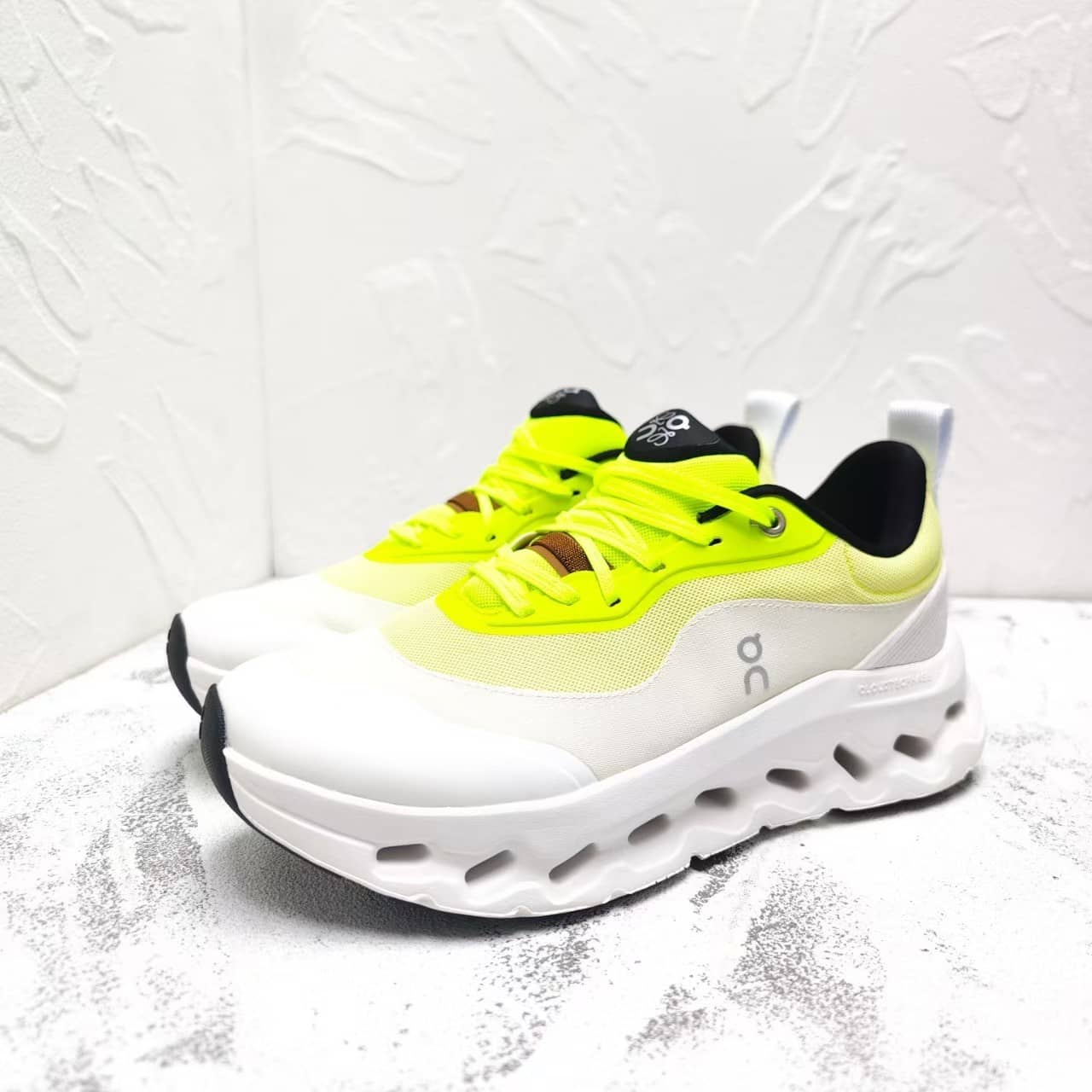 1/8発売｜最新コラボモデルが登場！LOEWE × On Cloudtilt 2.0🔥上品な印象も与えてくれる一足