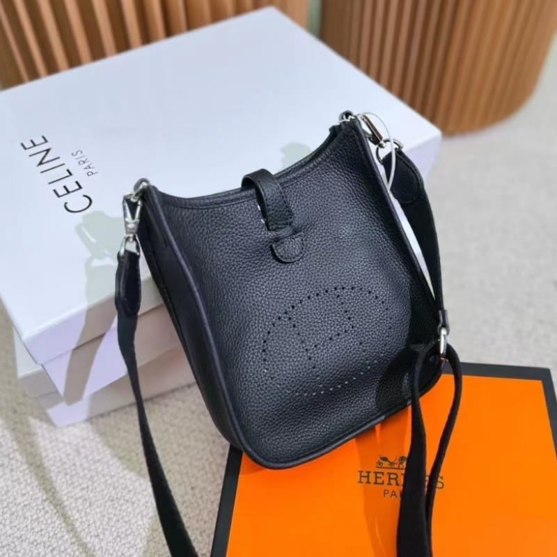 【Hermes】😍通勤最適！🔥「STORY」雑誌掲載👜高垣麗子さん愛用の“Évelyne”バッグ🔥数量限定で販売中！限定30個、お早めに！💕