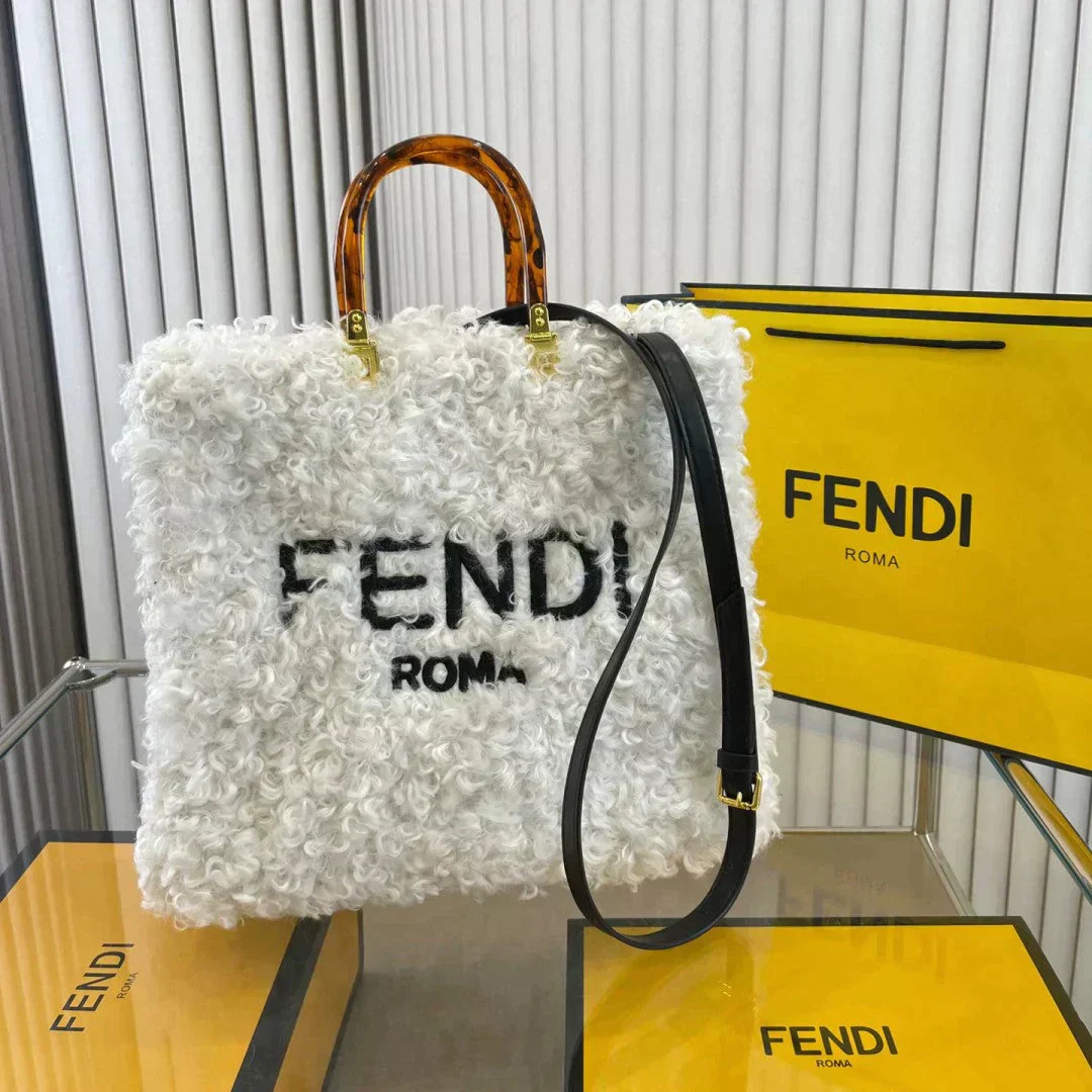 【FENDI 2022新作】ラムズウールトートバッグ
