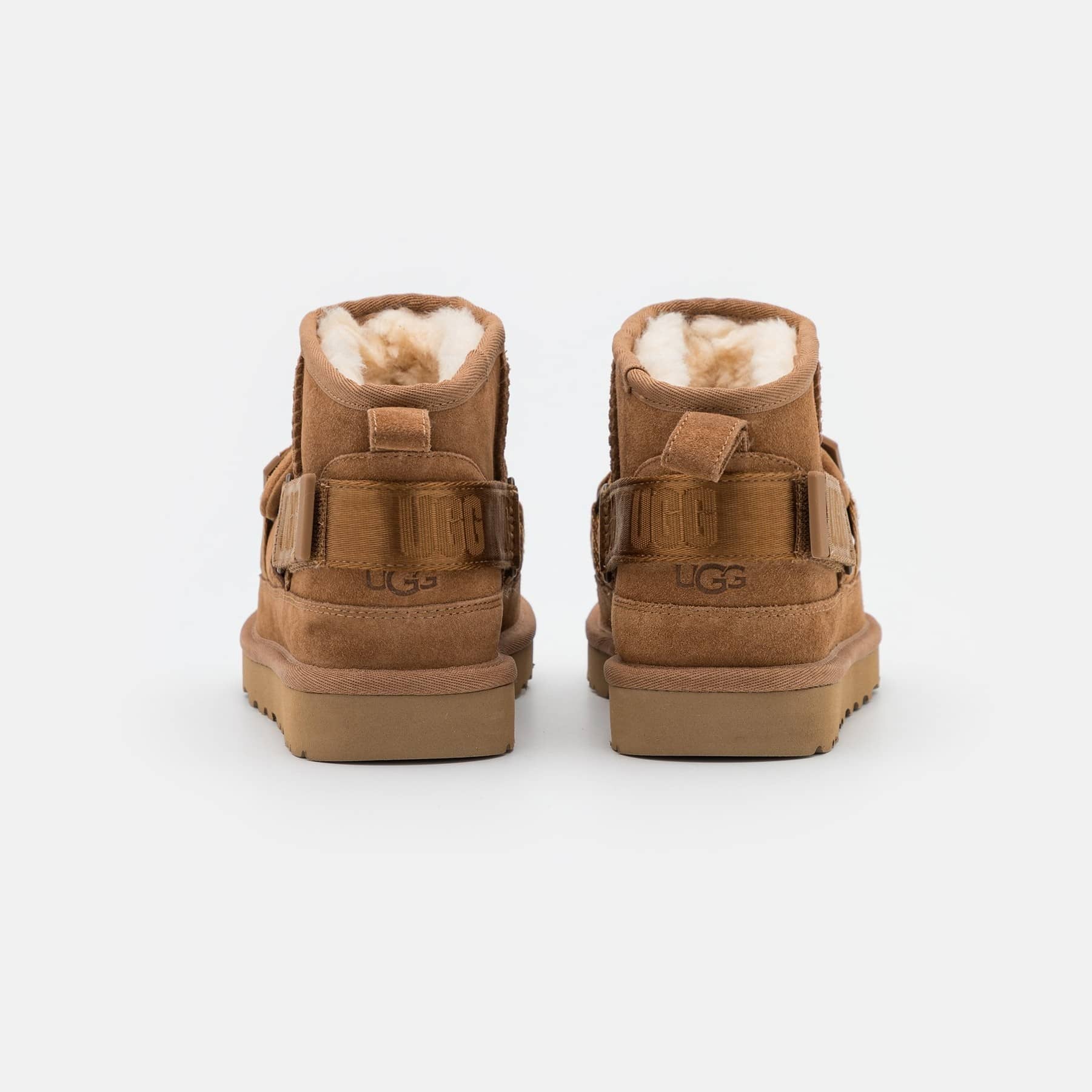 雑誌掲載！冬のマストアイテム！【UGG】現代と時代を超越したCLASSIC ULTRA MINI HYBRID