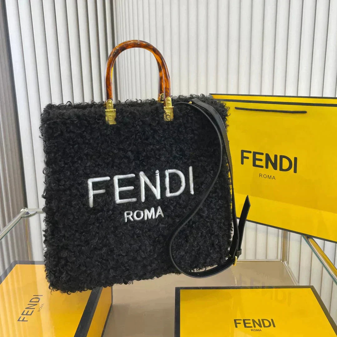 【FENDI 2022新作】ラムズウールトートバッグ
