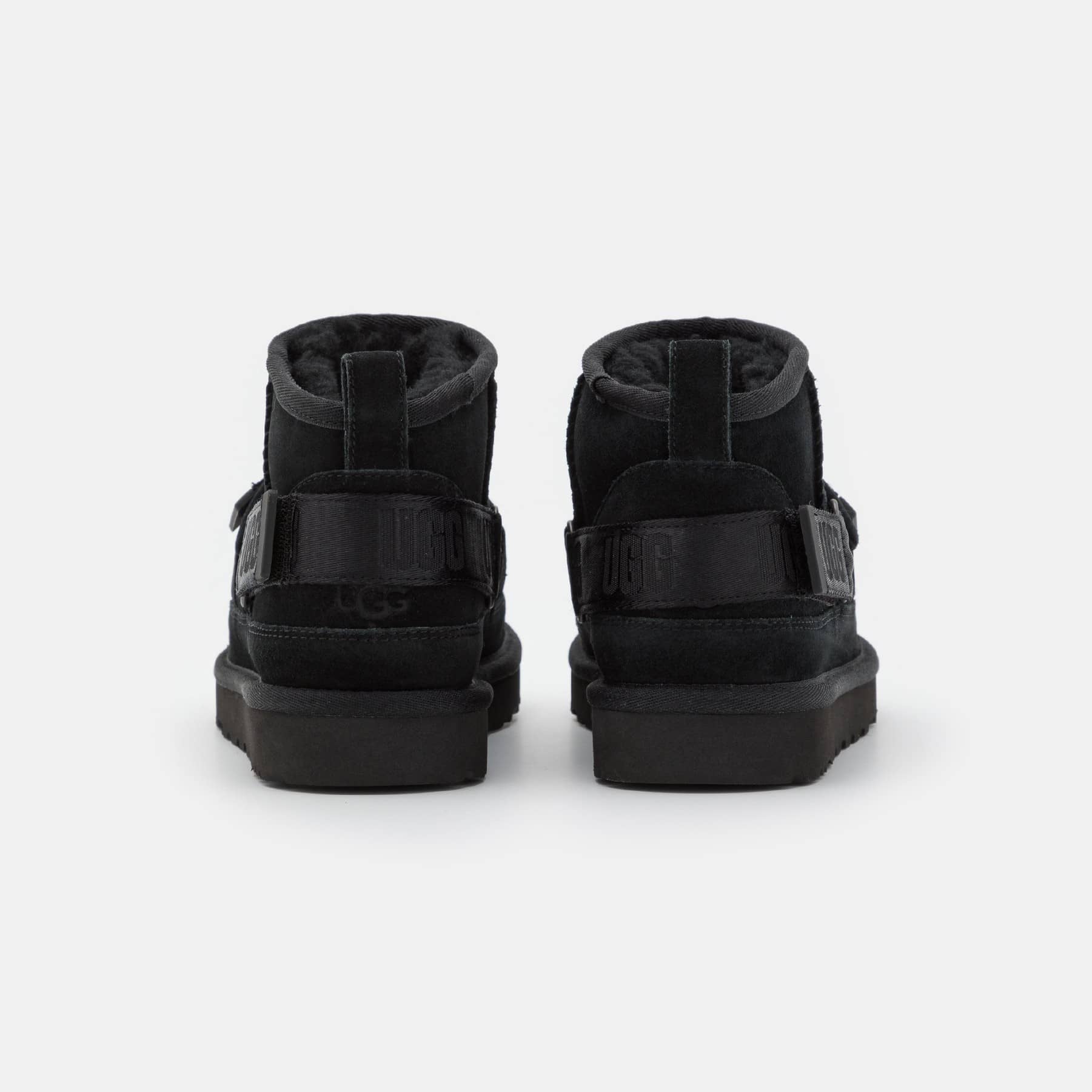 雑誌掲載！冬のマストアイテム！【UGG】現代と時代を超越したCLASSIC ULTRA MINI HYBRID