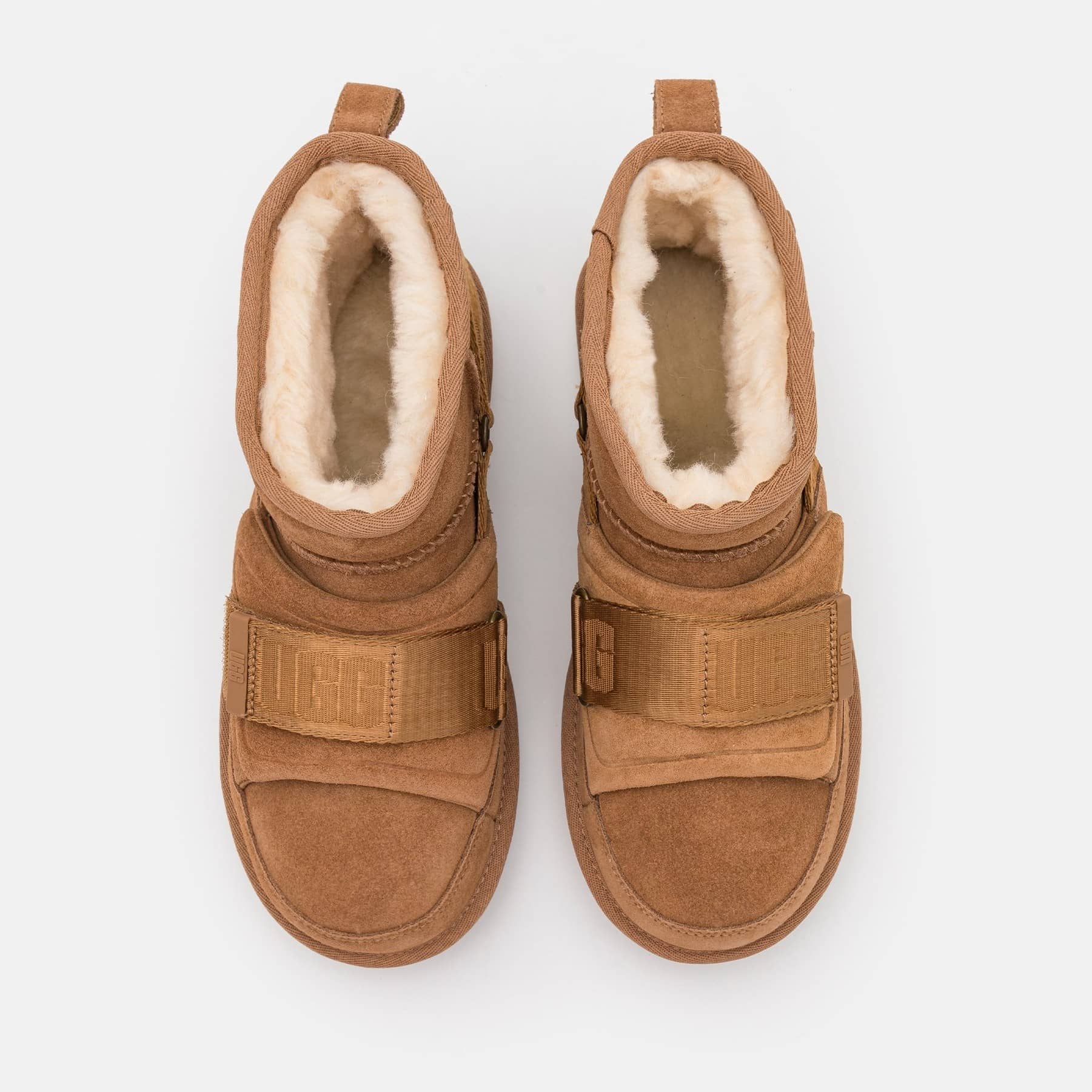 雑誌掲載！冬のマストアイテム！【UGG】現代と時代を超越したCLASSIC ULTRA MINI HYBRID