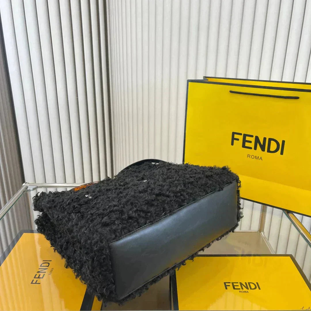 【FENDI 2022新作】ラムズウールトートバッグ