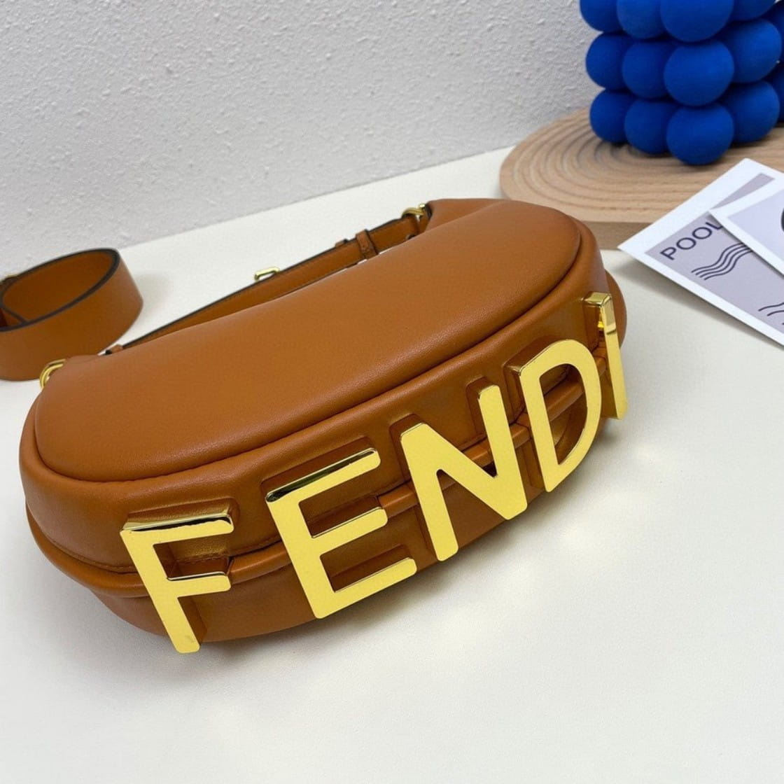 【FENDI】💓9月発売予定！🔥雑誌「CLASSY」掲載！山本美月さん同項 のFendigraphyバッグ💓 日本で大人気！🔥男女兼用★完売続出