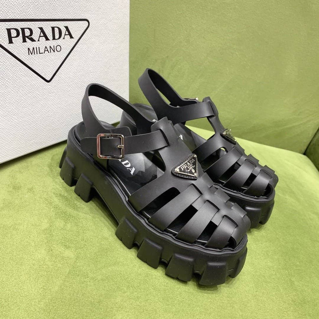 💖梅雨の時期に必須のサンダル！【PRADA直営店】雨の日も履けて万能すぎ🔥雑誌「VERY」掲載！優木 まおみさん同項のフォームラバー サンダル 男女兼用