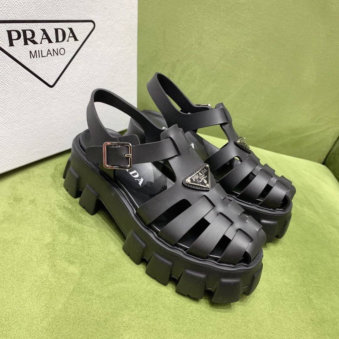 💖梅雨の時期に必須のサンダル！【PRADA直営店】雨の日も履けて万能すぎ🔥雑誌「VERY」掲載！優木 まおみさん同項のフォームラバー サンダル 男女兼用