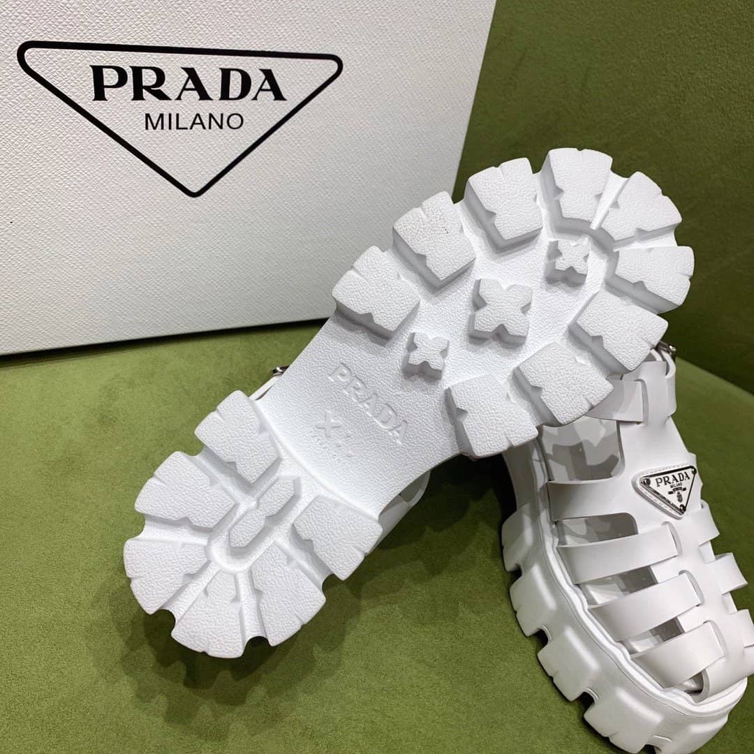💖梅雨の時期に必須のサンダル！【PRADA直営店】雨の日も履けて万能すぎ🔥雑誌「VERY」掲載！優木 まおみさん同項のフォームラバー サンダル 男女兼用