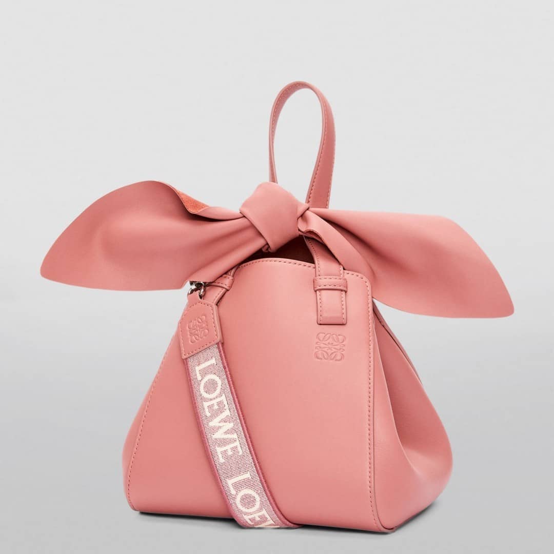 【LOEWEロエベが卯年を記念】2023新作！Hammock Bunny バッグ 🔥卯年を祝しウサギの耳ようなリボン付きデザインが新登場