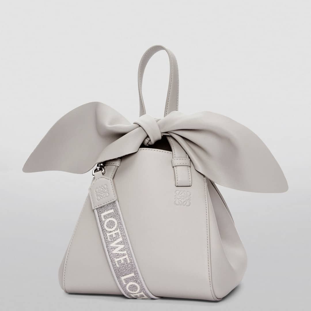 【LOEWEロエベが卯年を記念】2023新作！Hammock Bunny バッグ 🔥卯年を祝しウサギの耳ようなリボン付きデザインが新登場
