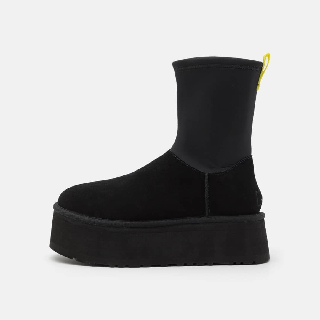 【UGG】「VERY」雑誌の12月最新着こなし！トレンドライクに仕上げる！秋冬に大活躍のUGG® Classic Dipper Boot