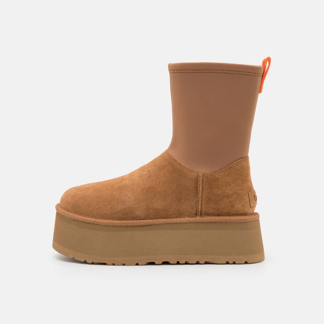 【UGG】「VERY」雑誌の12月最新着こなし！トレンドライクに仕上げる！秋冬に大活躍のUGG® Classic Dipper Boot