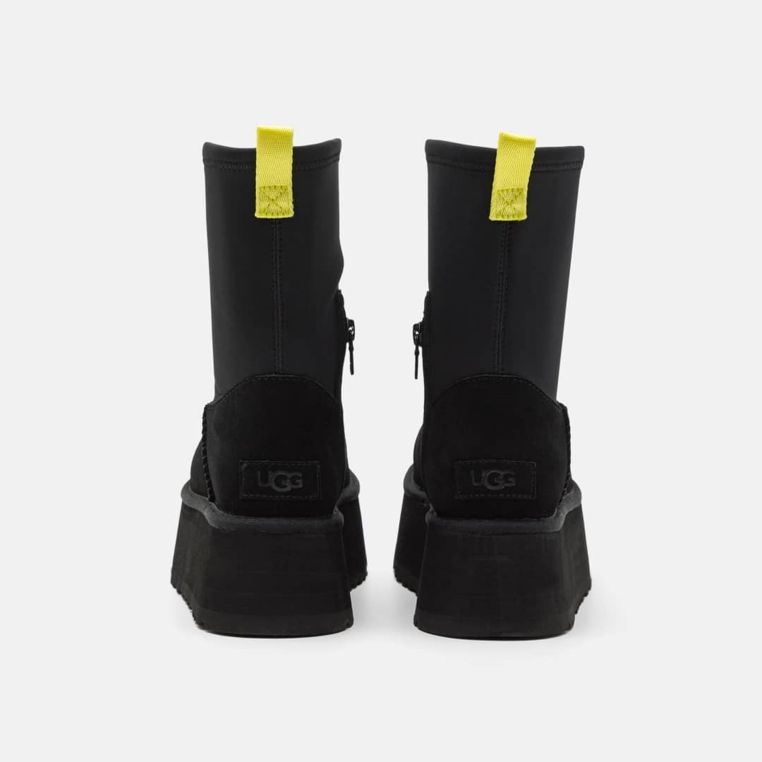 【UGG】「VERY」雑誌の12月最新着こなし！トレンドライクに仕上げる！秋冬に大活躍のUGG® Classic Dipper Boot