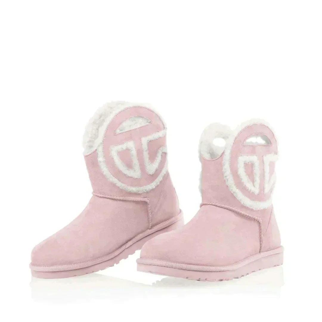 雑誌掲載！ニューヨーク発のブランド！大人気コラボ激レア ！【UGG × TELFAR】ロゴ ミニ ブーツ ムートン 4色