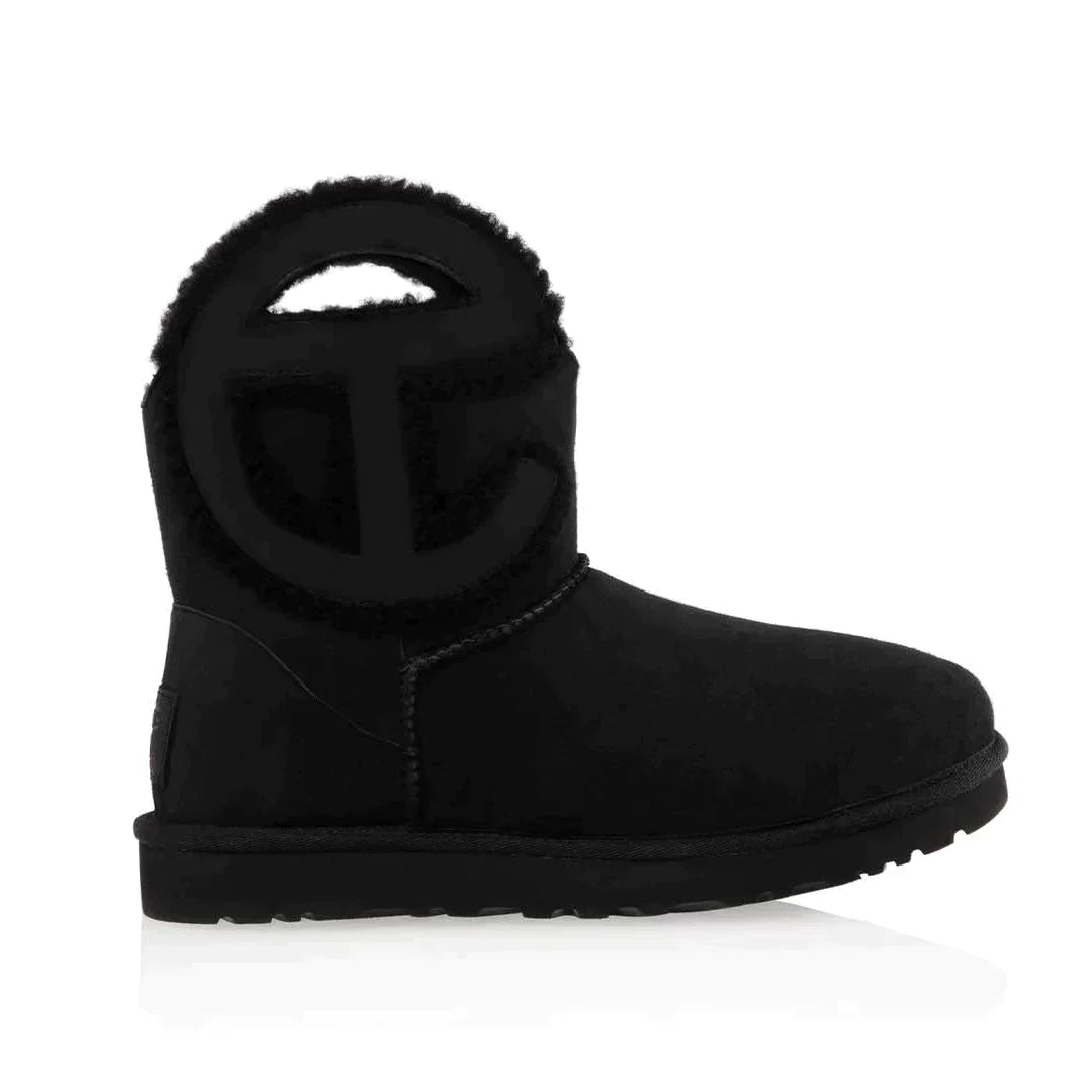 雑誌掲載！ニューヨーク発のブランド！大人気コラボ激レア ！【UGG × TELFAR】ロゴ ミニ ブーツ ムートン 4色
