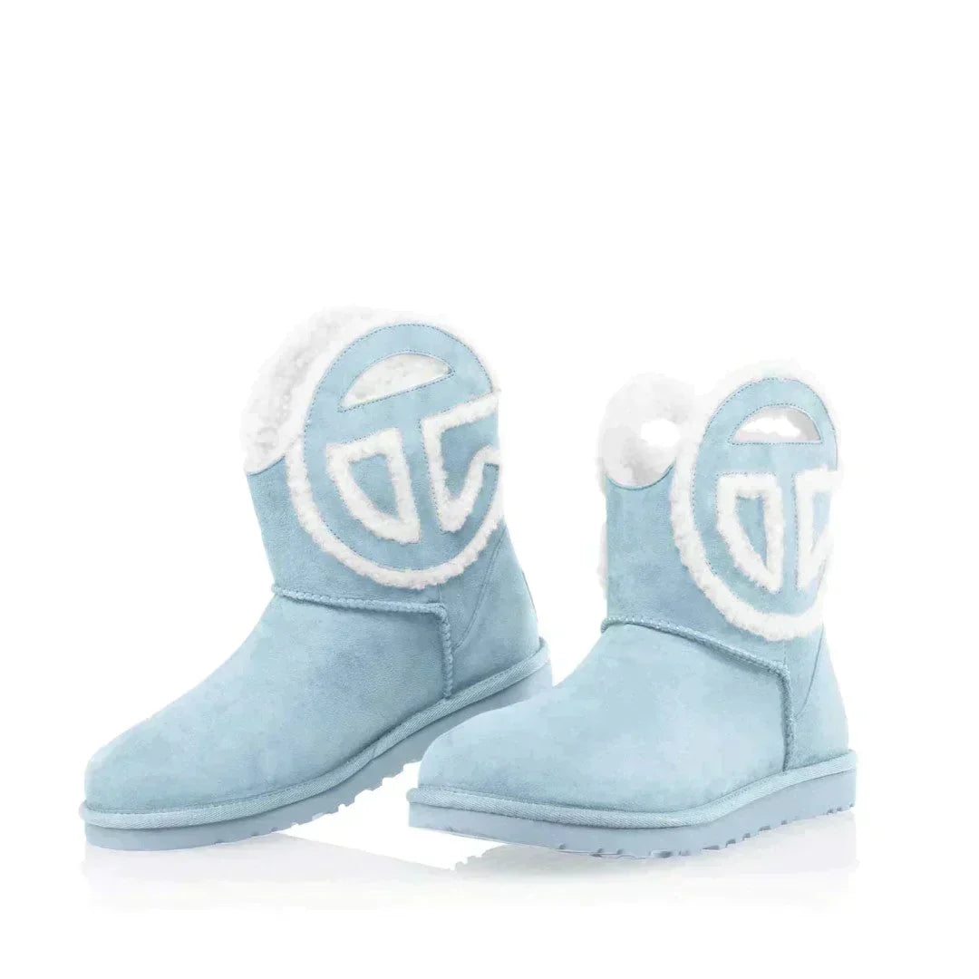 雑誌掲載！ニューヨーク発のブランド！大人気コラボ激レア ！【UGG × TELFAR】ロゴ ミニ ブーツ ムートン 4色