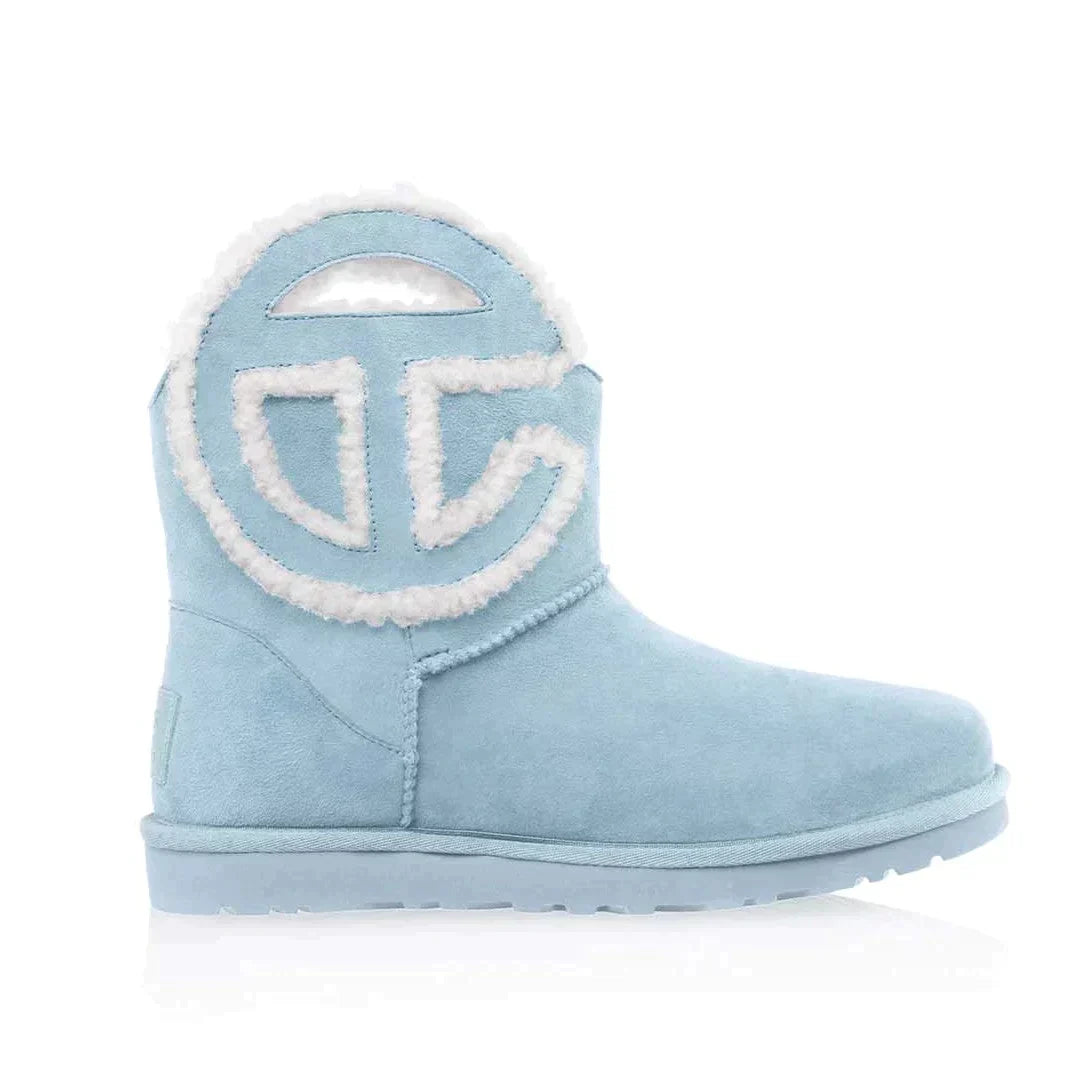 雑誌掲載！ニューヨーク発のブランド！大人気コラボ激レア ！【UGG × TELFAR】ロゴ ミニ ブーツ ムートン 4色