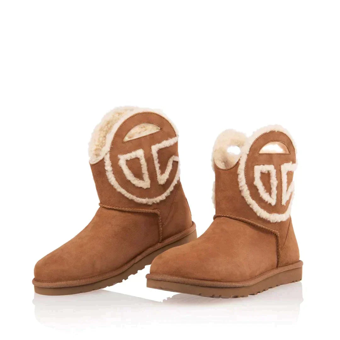 雑誌掲載！ニューヨーク発のブランド！大人気コラボ激レア ！【UGG × TELFAR】ロゴ ミニ ブーツ ムートン 4色