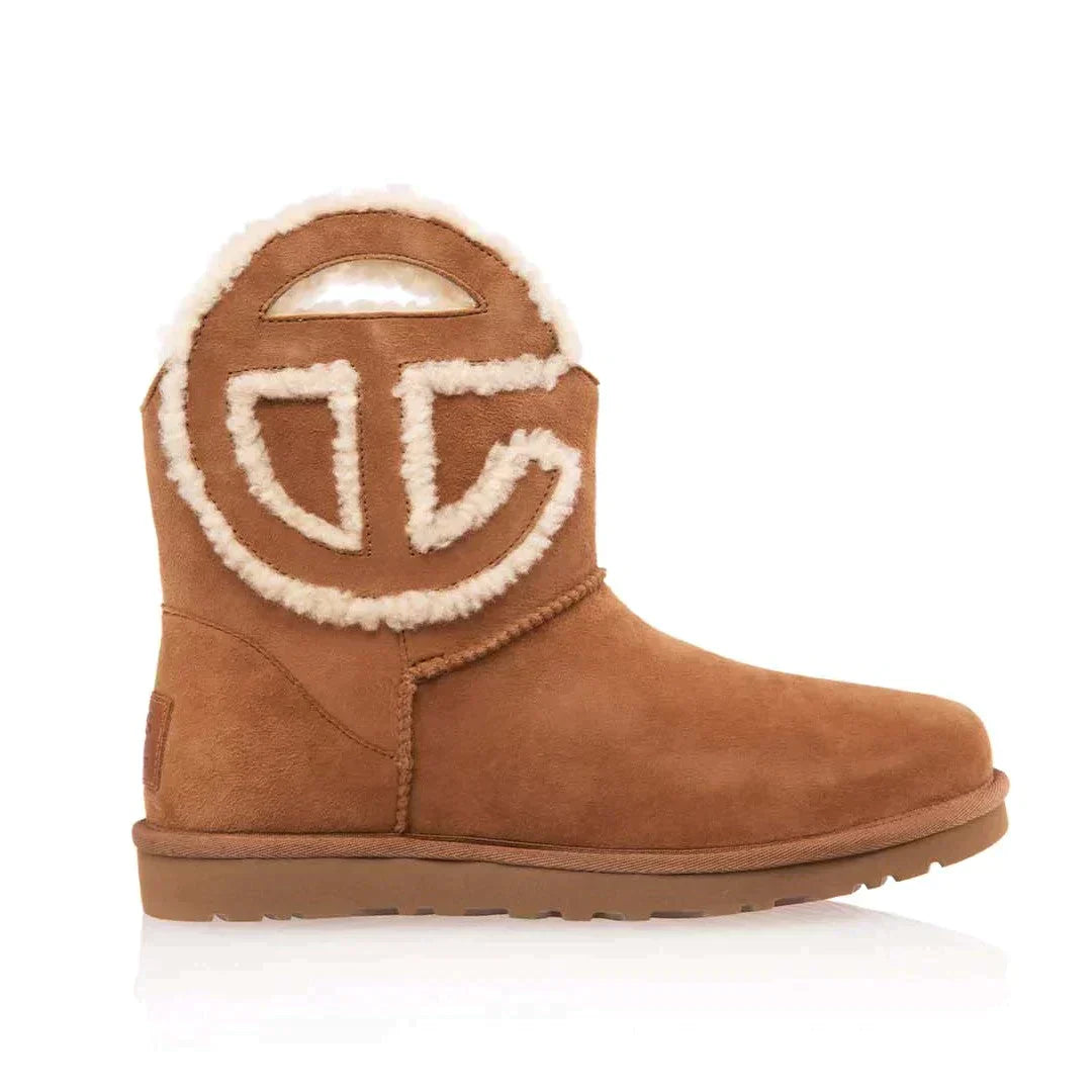 雑誌掲載！ニューヨーク発のブランド！大人気コラボ激レア ！【UGG × TELFAR】ロゴ ミニ ブーツ ムートン 4色