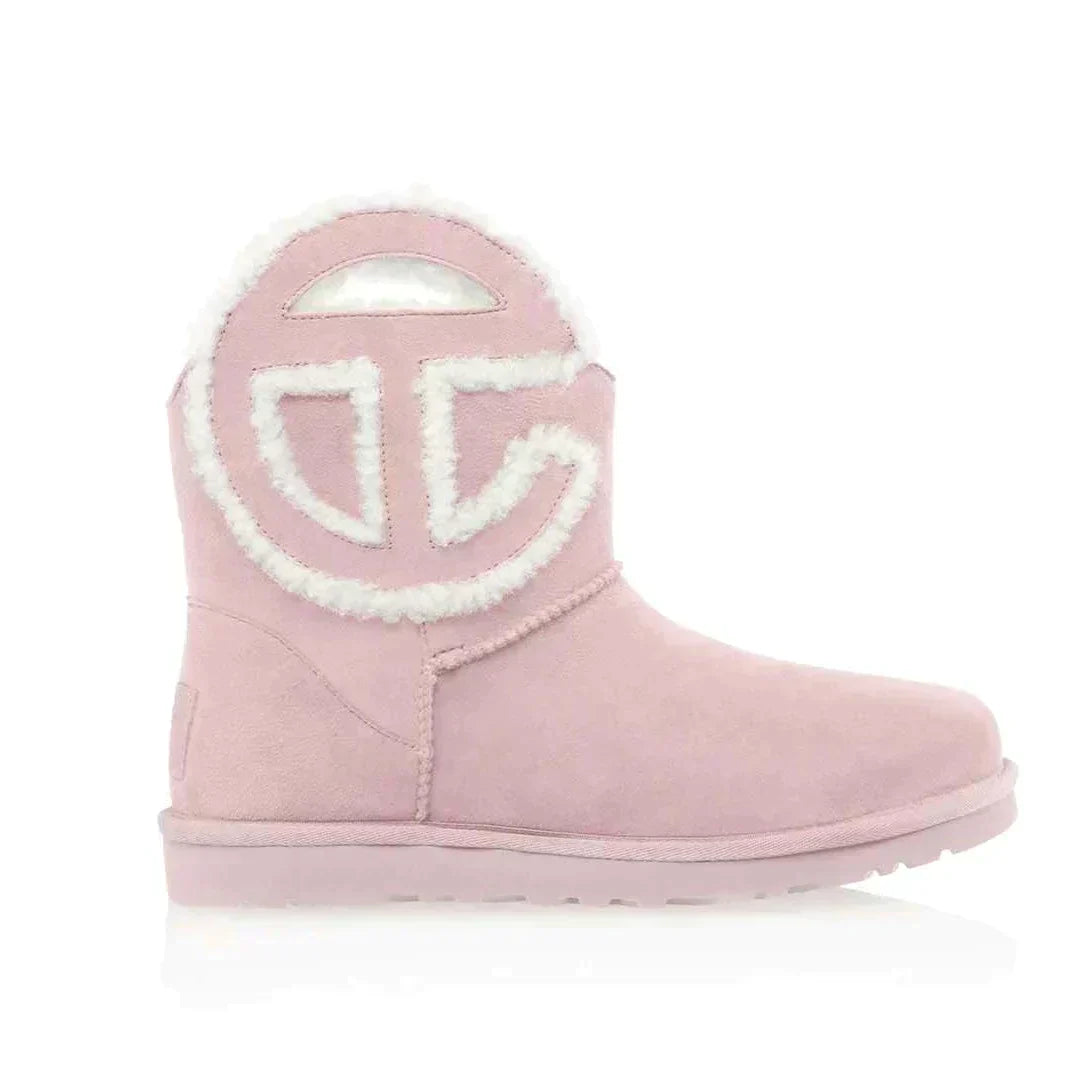 雑誌掲載！ニューヨーク発のブランド！大人気コラボ激レア ！【UGG × TELFAR】ロゴ ミニ ブーツ ムートン 4色
