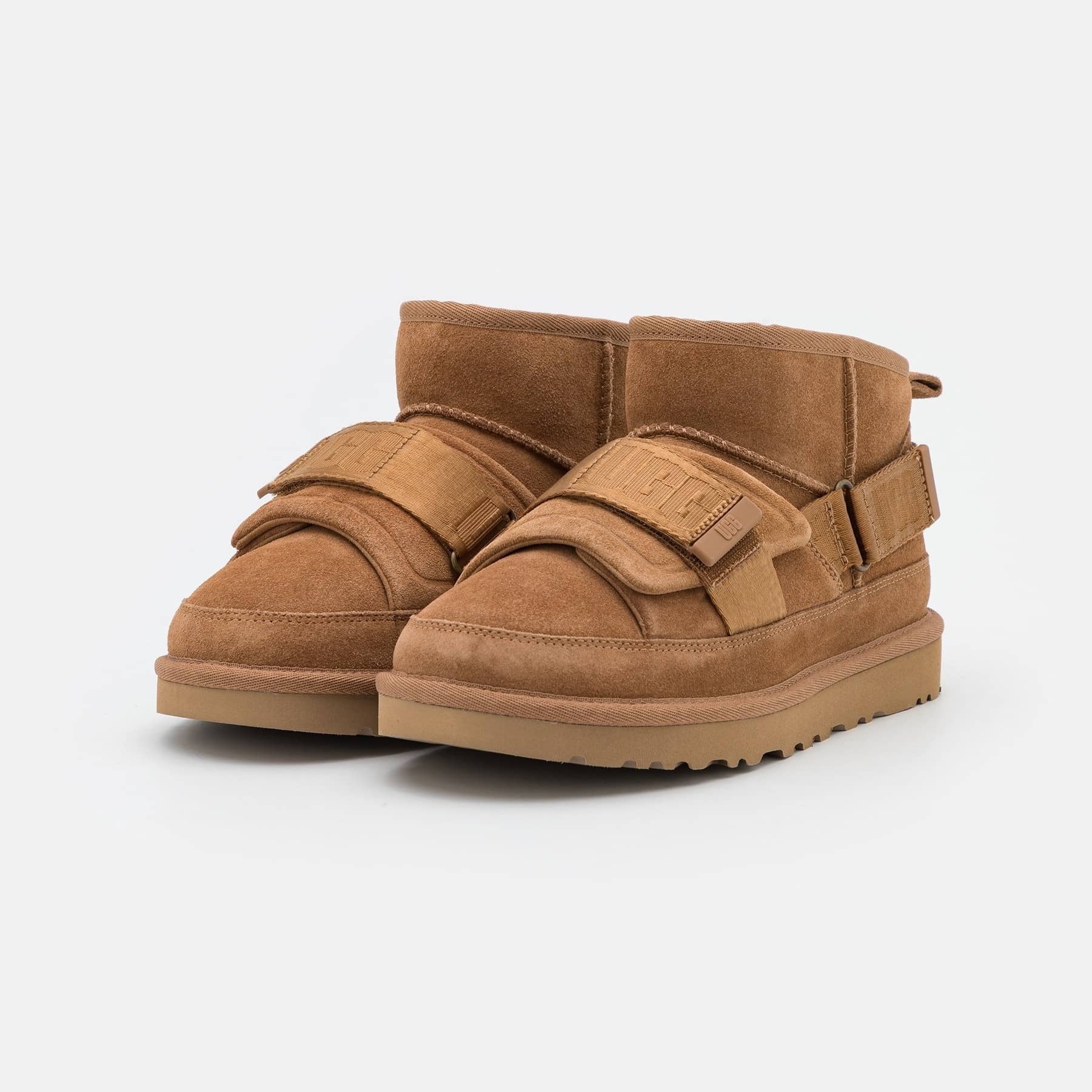 雑誌掲載！冬のマストアイテム！【UGG】現代と時代を超越したCLASSIC ULTRA MINI HYBRID